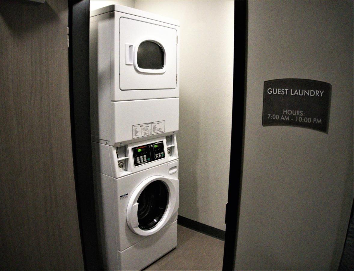 Brookstone Inn & Suites Форт Додж Екстериор снимка