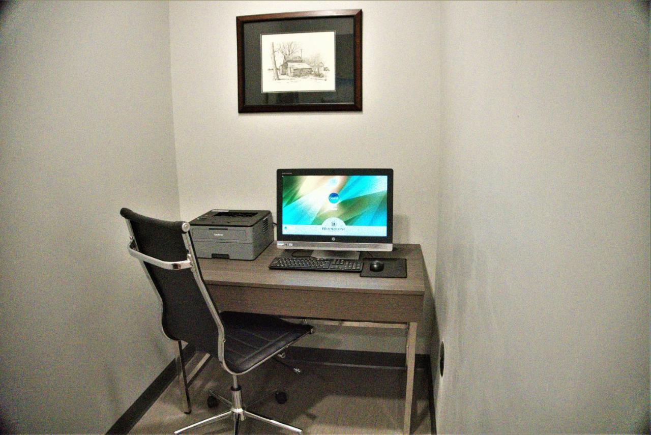 Brookstone Inn & Suites Форт Додж Екстериор снимка