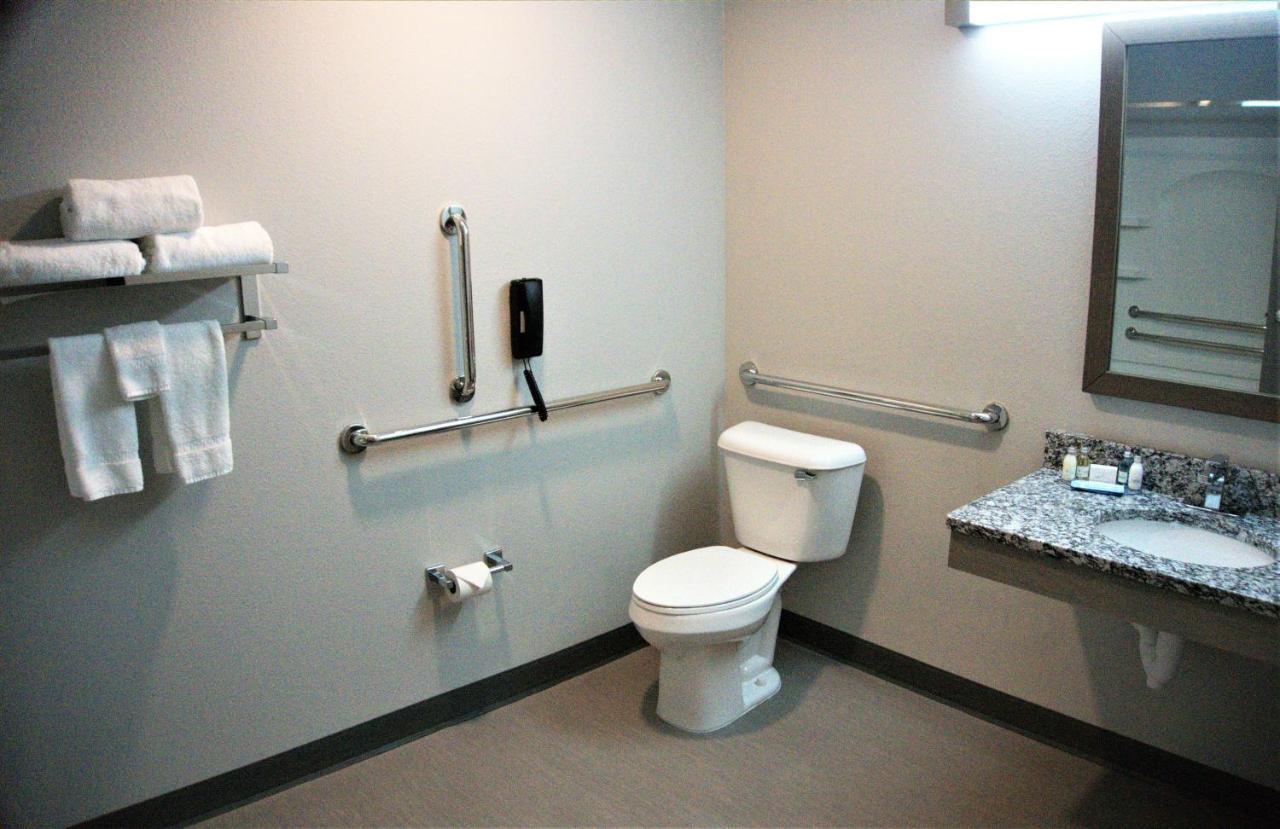Brookstone Inn & Suites Форт Додж Екстериор снимка