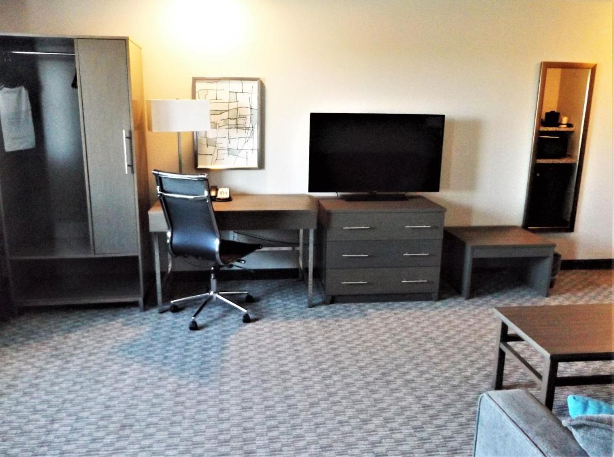 Brookstone Inn & Suites Форт Додж Екстериор снимка