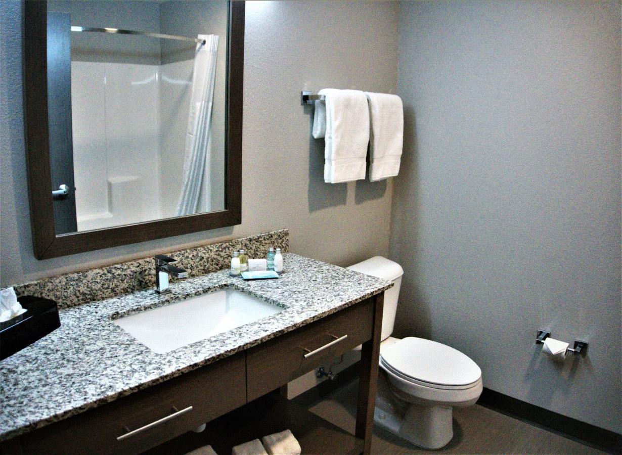 Brookstone Inn & Suites Форт Додж Екстериор снимка