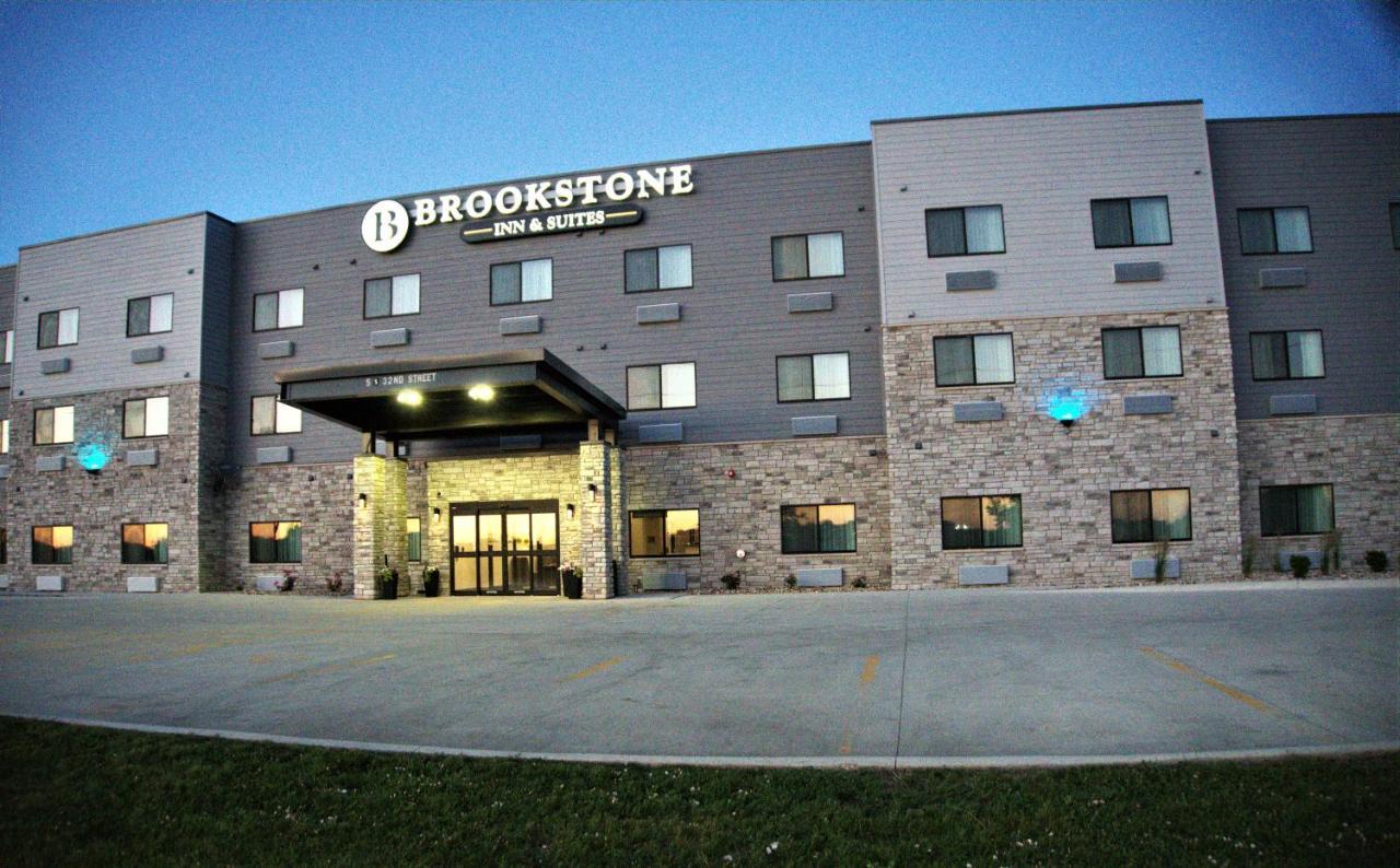 Brookstone Inn & Suites Форт Додж Екстериор снимка